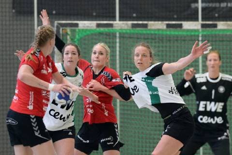 Sabine Heusdens (HSG Bad Wildungen Vipers) (am Ball), Isabelle Jongenelen (VfL Oldenburg), Annika Ingenpass (HSG Bad Wildungen Vipers) und Angie Geschke (VfL Oldenburg) (hinten) in der Abwehr, Julia Renner (Torfrau VfL Oldenburg) (R) ,GER, HSG Bad Wildungen Vipers - VfL Oldenburg, Handball, 1. Bundesliga Frauen, 20.04.2019, GER, HSG Bad Wildungen Vipers - VfL Oldenburg, Handball, 1. Liga Frauen, 20.04.2019 Bad Wildungen Copyright: xEIBNER RolandxSippelx EP_RSL