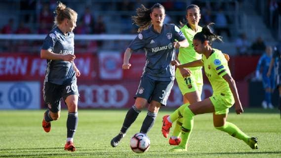 v.li.: Leonie Maier (FC Bayern München, FCB, 20) Sara Ilonka Däbritz (Sara Daebritz, FC Bayern München, FCB, 33) Alexia Putellas (Barcelona, 11) Leila Ouahabi (Barcelona, 15) im Zweikampf, Duell, duel, tackle, Dynamik, Action, Aktion, Fussball, UEFA Women s Champions League, FC Bayern München - FC Barcelona Barca