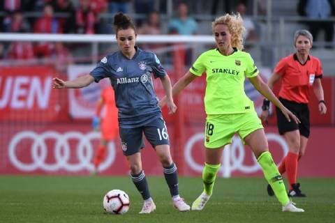 v.li.: Lina Maria Magull (FC Bayern München, FCB, 16) Kheira Hamraoui (Barcelona, 18) im Zweikampf, Duell, duel, tackle, Dynamik, Action, Aktion, Fussball, UEFA Women s Champions League, FC Bayern München - FC Barcelona Barca