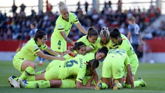 Spielerinnen von Barcelona mit Torjubel, Jubel, Torjubel, Torerfolg, celebrate the goal, goal, celebration, Jubel ueber das Tor zum 0:1 durch Kheira Hamraoui (Barcelona, 18) (ganz unten am Boden), optimistisch, Action, Aktion, Fussball, UEFA Women s Champions League, FC Bayern München - FC Barcelona Barca