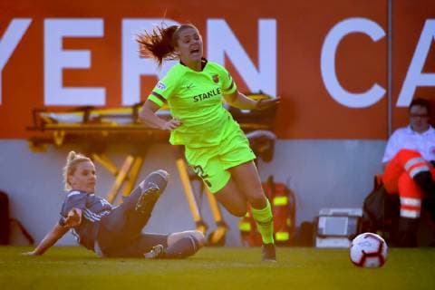 v.li.: Dominika Skorvankova (FC Bayern München, FCB, 18) Lieke Martens (Barcelona, 22) im Zweikampf, Duell, duel, tackle, Dynamik, Action, Aktion, Fussball, UEFA Women s Champions League, FC Bayern München - FC Barcelona Barca