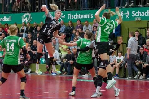 v.li.: Pia Adams (TV Beyeröhde, 13) beim Wurf, Spielszene, Aktion, Action, Lena Janssens (SV Werder Bremen, 9), Jennifer Börsen (SV Werder Bremen, 22), Handball, 2. Bundesliga Frauen, SV Werder Bremen - TV Beyeröhde