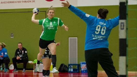 v.li.: Jordis Mehrtens (SV Werder Bremen, 8) beim Wurf, Spielszene, Aktion, Action gegen Dana Centini (Torhüterin, Torwart, TV Beyeröhde, 96), Handball, 2. Bundesliga Frauen, SV Werder Bremen - TV Beyeröhde
