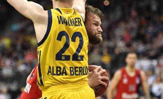 Danilo Barthel (FC Bayern), vorbei an Franz Wagner (ALBA), ALBA Berlin - FC Bayern München Basketball Basketball, easy Credit BBL , Herren, Maenner, Männer, men, Saison 2018 2019 Berlin, 28.4.2019, Mercedes-Benz Arena
