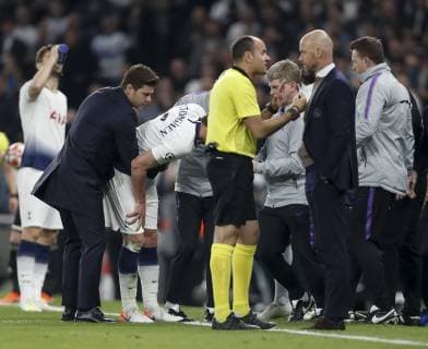 (190501) -- LONDON, May 1, 2019 (Xinhua) -- Jan Vertonghen (3rd L) of Tottenham Hotspur leaves the pitch injuried during the UEFA Champions League semifinal first leg soccer match between Tottenham Hotspur and Ajax at the Tottenham Hotspur Stadium in London, Britain on April 30, 2019. Ajax won 1-0. (Xinhua Han Yan) FOR EDITORIAL USE ONLY. NOT FOR SALE FOR MARKETING OR ADVERTISING CAMPAIGNS. NO USE WITH UNAUTHORIZED AUDIO, VIDEO, DATA, FIXTURE LISTS, CLUB LEAGUE LOGOS OR LIVE SERVICES. ONLINE IN-MATCH USE LIMITED TO 45 IMAGES, NO VIDEO EMULATION. NO USE IN BETTING, GAMES OR SINGLE CLUB LEAGUE PLAYER PUBLICATIONS. (SP)BRITAIN-LONDON-FOOTBALL-UEFA CHAMPIONS LEAGUE-TOTTENHAM HOTSPUR VS AJAX
