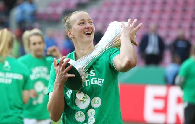 01.05.2019, xcex, GER, Koeln, RheinEnergie Stadion, Frauenfussball, DFB Pokal, Saison 2018 2019 DFB Pokalfinale der Frauen 2019, VfL Wolfsburg gegen SC Freiburg Almuth Schult (VfL) mit dem Pokal, Pokalsieger 2019, Celebration, Jubel bei den Spielerinnen des VfL Wolfsburg, Freude, Emotionen, Sieg, Gewinn DFL regulations prohibit any use of photographs as image sequences and or quasi-video