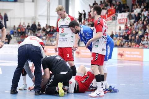 Markus Fuchs (ASV Hamm-Westfalen 6) wird am Boden liegend behandelt, v.l. beistehend Kay Rothenpieler (Trainer ASV Hamm-Westfalen), Lukas Blohme (ASV Hamm-Westfalen 2), Fabian Huesmann (ASV Hamm-Westfalen 3), Patrick Hueter (TSV Bayer Dormagen 25), Vyron Papadopoulos (ASV Hamm-Westfalen 22), ASV Hamm-Westfalen vs TSV Bayer Dormagen, Handball, 2. Bundesliga, 04.05.2019, ASV Hamm-Westfalen vs TSV Bayer Dormagen, Handball, 2. Bundesliga, 04.05.2019 Hamm Copyright: xEIBNER JanxStrohdiekx EP_JSK