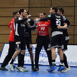 Schlussjubel, Jubel bei Elbflorenz um Torwart Mario Huhnstock (rotes Trikot, alle Dresden), HC Elbflorenz Dresden gegen TV Hüttenberg, Handball, 2. Liga der Männer, 2. Bundesliga, Saison 2018 2019, Dresden, BallsportARENA Dresden, 05.05.2019,