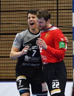 Schlussjubel, Jubel, v.l.: Oskar Emanuel mit Torwart Mario Huhnstock (beide Dresden), HC Elbflorenz Dresden gegen TV Hüttenberg, Handball, 2. Liga der Männer, 2. Bundesliga, Saison 2018 2019, Dresden, BallsportARENA Dresden, 05.05.2019,