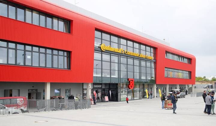 Regensburg, 05.05.2019, Continental Arena, Fussball, 2.Bundesliga, 32.Spieltag , SSV Jahn Regensburg vs. FC Erzgebirge Aue 1:3 (0:0) , Im Bild; Stadionansicht, Ansicht, Stadion, Hauptgebäude , Gemäß den Vorgaben der DFL Deutsche Fußball Liga ist es untersagt, in dem Stadion und oder vom Spiel angefertigte Fotoaufnahmen in Form von Sequenzbildern und oder videoähnlichen Fotostrecken zu verwerten bzw. verwerten zu lassen. ,