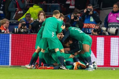 Amsterdam, Netherlands, 08.05.2019, UEFA Champions League - 2018 19 Season, Halbfinale, Semi-finals, 2nd leg, Ajax Amsterdam - Tottenham Hotspur FC, Lucas Moura (Tottenham Hotspur) Torjubel, jubelt mit seiner Mannschaft nach treffer zum 2:3, celebrates after scoring his team s second goal with team mates ( DeFodi001