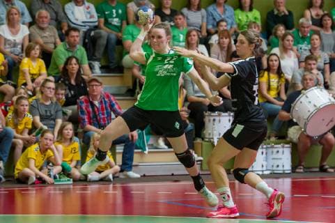 v.li.: Jennifer Börsen (SV Werder Bremen, 22) und Carmen Moser (Kurpfalz Bären, 77) im Zweikampf, Duell, Spielszene, Aktion, Action, 18.05.2019, Bremen, Handball, 2. Bundesliga Frauen, SV Werder Bremen - Kurpfalz Bären
