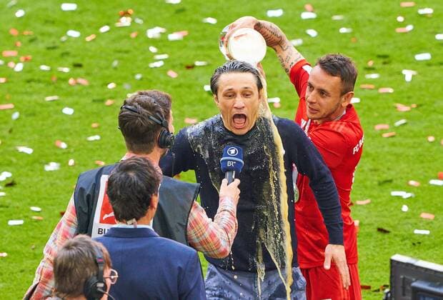 Winners ceremony with trophy: RAFINHA (FCB 13) beer shower for headcoach Niko Kovac (FCB), team manager, coach, FC BAYERN MUNICH - EINTRACHT FRANKFURT 5-1 - DFL REGULATIONS PROHIBIT ANY USE OF PHOTOGRAPHS as IMAGE SEQUENCES and or QUASI-VIDEO - 1.German Soccer League , Munich, May 18, 2019 Season 2018 2019, matchday 34, FCB,, Bierdusche Photographer: Peter Schatz