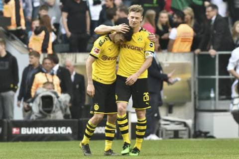 GER, DFL, 1. BL, Borussia Moenchengladbach vs. Borussia Dortmund 18.05.2019, Borussia-Park - Stadion, Moenchengladbach, GER, DFL, 1. BL, Borussia Moenchengladbach vs. Borussia Dortmund, DFL regulations prohibit any use of photographs as image sequences and or quasi-video im Bild Schlussjubel Schlußjubel Emotion Freude Christian Pulisic ( 22, Borussia Dortmund) Lukasz Piszczek ( 26, Borussia Dortmund)
