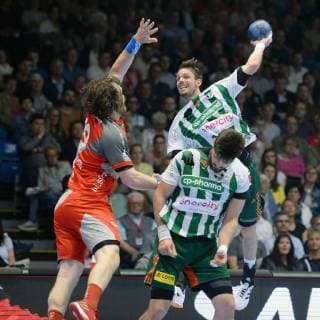 Kai Haefner (Hannover-Burgdorf) beim Wurf; Timm Schneider (MT Melsungen) (L) , GER, MT Melsungen - TSV Hannover-Burgdorf, Handball, 1. Bundesliga Maenner, 23.05.2019, GER, MT Melsungen - TSV Hannover-Burgdorf, Handball, 1. Liga Maenner, 23.05.2019 Kassel Copyright: xEIBNER RolandxSippelx EP_RSL