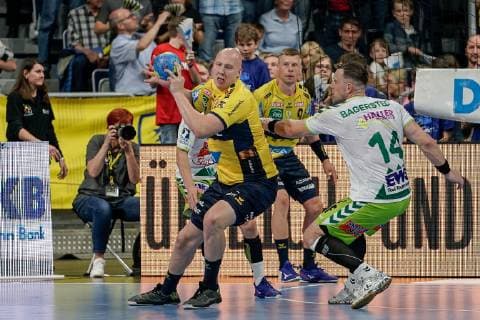 v.li.: Lars Röller (RNL, 13) am Ball, Jacob Bagersted (Göppingen, 14), Zweikampf, Spielszene, Duell, duel, tackle, tackling, Dynamik, Action, Aktion, 23.05.2019, Mannheim, Handball, DKB Bundesliga, Rhein-Neckar Löwen - FRISCH AUF! Göppingen