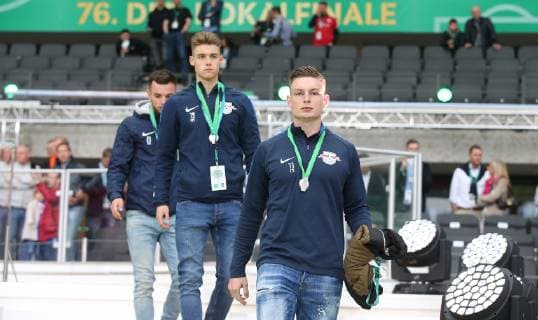 RB Leipzig - Bayern Muenchen Fussball DFB Pokal Finale Berlin, 25.05.2019, Olympiastadion, Fussball, DFB-Pokal, Finale. , RB Leipzig vs. FC Bayern München , Im Bild: Junioren von RB Leipzig, Silbermedaillengewinner im DFB Pokal. Von vorn: Erik Majetschak (13, RB Leipzig) und Marcel Hoppe (19, RB Leipzig). , Siegerehrung des gestrigen A-Junioren Pokalfinales zwischen RB Leipzig und VfB Stuttgart. , DFB regulations prohibit any use of photographs as image sequences and or quasi-video. ,