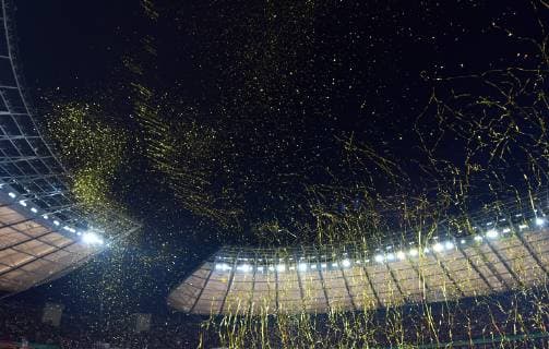 Konfetti und Goldlametta im Himmel über dem Stadion RB Leipzig - FC Bayern München DFB-Pokal 2018 2019, Finale, Endspiel, Deutscher Fussball Bund, DFB, Pokal, Pokalfinale, Fußball, Fussball, soccer, Herren, Deutschland, Germany Berlin, 25.5.2019 Olympiastadion