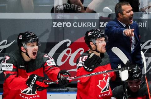 Eishockey WM, Finale, Kanada - Finnland BRATISLAVA, SLOVAKIA - MAY 26, 2019: Alain Vigneault (background), head coach of the Canadian men s national Ice hockey, Eishockey team, Canada s Dylan Strome, Tyson Jost (L-R front) in the 2019 IIHF Ice Hockey World Championship, WM, Weltmeisterschaft Gold medal match against Finland at Ondrej Nepela Arena. Alexander Demianchuk TASS TS0ACE37