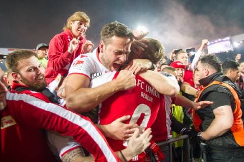 Die Berliner Fans freuen sich mit Sebastian POLTER (Union) ueber den Aufstieg in die erste Bundesliga, Aufsteiger, halbe Figur, Halbfigur, Jubel, jubeln, jubelnd, Freude, cheers, celebrate, Schlussjubel, Gestik, Geste, Fussball 1. Bundesliga, Relegation, Union Berlin (Union) - VfB Stuttgart (S) 0:0 am 27.05.2019 in Berlin Deutschland. DFL regulations prohibit any use of photographs as image sequences and or quasi-video Â