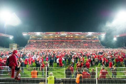 Die Berliner Fans haben nach dem Soielende den Platz gestuermt, gestürmt, Platzsturm, Jubel, jubeln, jubelnd, Freude, cheers, celebrate, Schlussjubel, Fan, Fans, Zuschauer, Anhaenger, Supporter, Fussball 1. Bundesliga, Relegation, Union Berlin (Union) - VfB Stuttgart (S) 0:0 am 27.05.2019 in Berlin Deutschland. DFL regulations prohibit any use of photographs as image sequences and or quasi-video Â