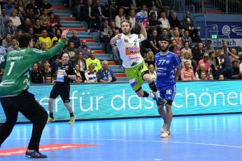 Marco Rentschler (Frisch Auf Goeppingen 27) beim Sprungwurf gegen Carsten Lichtlein (VfL Gummersbach 1) , VfL Gummersbach - Frisch Auf Goeppingen, Handball, Maenner, 1. Liga, DKB Handball Bundesliga, 32. Spieltag, 29.05.2019 - VfL Gummersbach - Frisch Auf Goeppingen, Handball, DKB-Handball Bundesliga Maenner, 32. Spieltag, 29.05.2019 Gummersbach Copyright: xAugstx xEibner-Pressefotox EP_jat