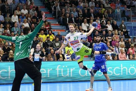 Marco Rentschler (Frisch Auf Goeppingen 27) beim Sprungwurf gegen Carsten Lichtlein (VfL Gummersbach 1) ,, VfL Gummersbach - Frisch Auf Goeppingen, Handball, Maenner, 1. Liga, DKB Handball Bundesliga, 32. Spieltag, 29.05.2019 - VfL Gummersbach - Frisch Auf Goeppingen, Handball, DKB-Handball Bundesliga Maenner, 32. Spieltag, 29.05.2019 Gummersbach Copyright: xAugstx xEibner-Pressefotox EP_jat