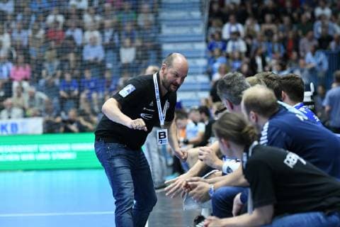Torge Greve (Trainer VfL Gummersbach) stimmt seine Bank ein, VfL Gummersbach - Frisch Auf Goeppingen, Handball, Maenner, 1. Liga, DKB Handball Bundesliga, 32. Spieltag, 29.05.2019 - VfL Gummersbach - Frisch Auf Goeppingen, Handball, DKB-Handball Bundesliga Maenner, 32. Spieltag, 29.05.2019 Gummersbach Copyright: xAugstx xEibner-Pressefotox EP_jat