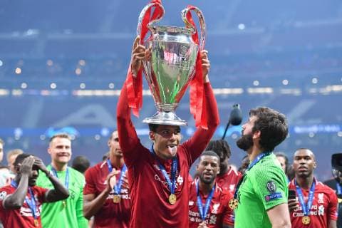 Sport Bilder des Tages Virgil Van Dijk (Liverpool), mit Pokal,Cup,Tropaee, Jubel,Freude,Begeisterung, Aktion. Siegerehrung, Fussball Champions League Finale 2019 Tottenham Hotspur-Liverpool FC 0-2, Saison2018 19, am 01.06.2019, Stadion Wanda Metropolitano.