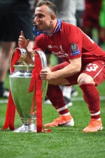 Xherdan Shaqiri (Liverpool), jubelt mit dem Pokal Tottenham Hotspur-FC Liverpool UEFA Champions League Final 2018 2019, CL, Finale, final match, Endspiel, Fussball, Fußball, men, Maenner, Männer, soccer, Ergebnis, Madrid, 1.6.2019