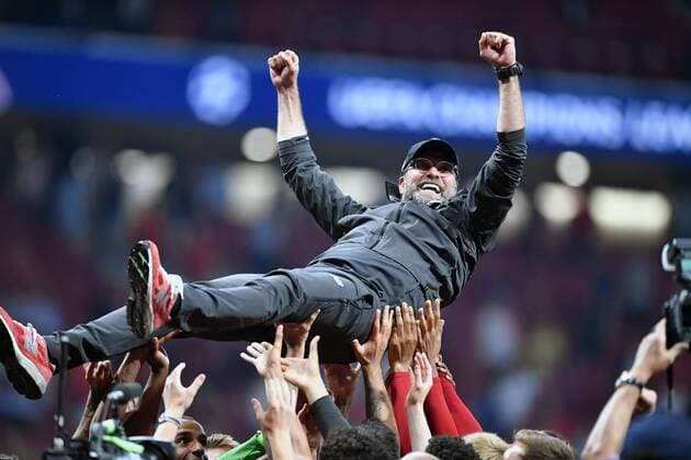 Jürgen Klopp (Trainer Liverpool), wird von den Spieler bei der Siegesfeier hochgeworfen Tottenham Hotspur-FC Liverpool UEFA Champions League Final 2018 2019, CL, Finale, final match, Endspiel, Fussball, Fußball, men, Maenner, Männer, soccer, Ergebnis, Madrid, 1.6.2019