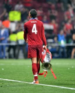 Virgil van Dijk (Liverpool), mit dem Pokal Tottenham Hotspur-FC Liverpool UEFA Champions League Final 2018 2019, CL, Finale, final match, Endspiel, Fussball, Fußball, men, Maenner, Männer, soccer, Ergebnis, Madrid, 1.6.2019