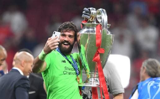 Alisson (Torwart Liverpool) bei einem selfie mit dem Pokal Tottenham Hotspur-FC Liverpool UEFA Champions League Final 2018 2019, CL, Finale, final match, Endspiel, Fussball, Fußball, men, Maenner, Männer, soccer, Ergebnis, Madrid, 1.6.2019