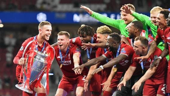 Jordan Henderson (Liverpool), zeigt den Pokal seiner Mannschaft Tottenham Hotspur-FC Liverpool UEFA Champions League Final 2018 2019, CL, Finale, final match, Endspiel, Fussball, Fußball, men, Maenner, Männer, soccer, Ergebnis, Madrid, 1.6.2019