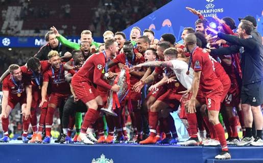 Jordan Henderson (Liverpool), zeigt den Pokal seiner Mannschaft Tottenham Hotspur-FC Liverpool UEFA Champions League Final 2018 2019, CL, Finale, final match, Endspiel, Fussball, Fußball, men, Maenner, Männer, soccer, Ergebnis, Madrid, 1.6.2019