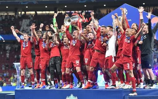 Jordan Henderson (Liverpool), jubelt mit dem Pokal zusammen mit der Mannschaft Tottenham Hotspur-FC Liverpool UEFA Champions League Final 2018 2019, CL, Finale, final match, Endspiel, Fussball, Fußball, men, Maenner, Männer, soccer, Ergebnis, Madrid, 1.6.2019