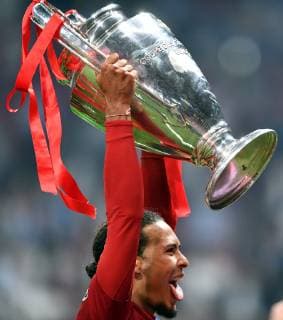 Virgil van Dijk (Liverpool), jubelt mit dem Pokal Tottenham Hotspur-FC Liverpool UEFA Champions League Final 2018 2019, CL, Finale, final match, Endspiel, Fussball, Fußball, men, Maenner, Männer, soccer, Ergebnis, Madrid, 1.6.2019