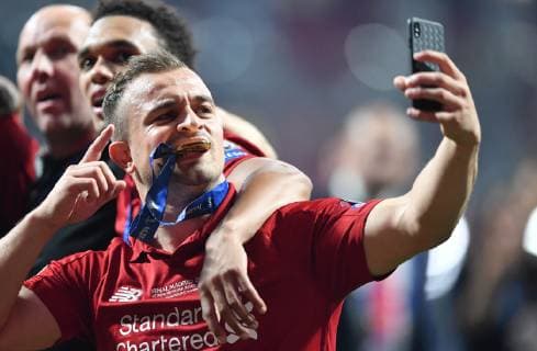 Xherdan Shaqiri (Liverpool), bei einem selfie mit Medaille im Mund Tottenham Hotspur-FC Liverpool UEFA Champions League Final 2018 2019, CL, Finale, final match, Endspiel, Fussball, Fußball, men, Maenner, Männer, soccer, Ergebnis, Madrid, 1.6.2019