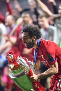 Mohamed Salah (Liverpool), jubelt mit dem Pokal Tottenham Hotspur-FC Liverpool UEFA Champions League Final 2018 2019, CL, Finale, final match, Endspiel, Fussball, Fußball, men, Maenner, Männer, soccer, Ergebnis, Madrid, 1.6.2019