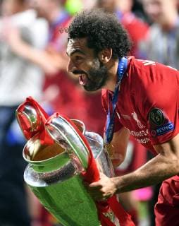 Mohamed Salah (Liverpool), jubelt mit dem Pokal Tottenham Hotspur-FC Liverpool UEFA Champions League Final 2018 2019, CL, Finale, final match, Endspiel, Fussball, Fußball, men, Maenner, Männer, soccer, Ergebnis, Madrid, 1.6.2019