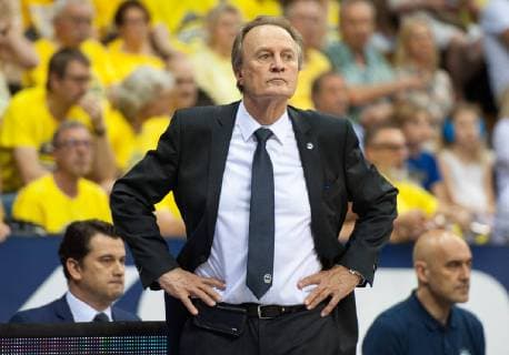 GER, Basketball, Playoffs, Halbfinale, EWE Baskets Oldenburg vs ALBA Berlin 02.06.2019, EWE Arena, Oldenburg, GER, easy Credit-BBL, Playoffs, HF Spiel 1, EWE Baskets Oldenburg vs ALBA Berlin, im Bild die Haende in den Hueften Aito Garcia RENESES (ALBA Berlin Coach Trainer )