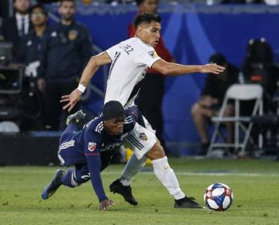 June 2, 2019 - Los Angeles, California, U.S - LA Galaxy midfielder Favio Alvarez (11) of Argentia, vies with New England Revolution midfielder Luis Caicedo (27) of Colombia, during the 2019 Major League Soccer MLS, Fussball Herren, USA match between LA Galaxy and New England Revolution in Carson, California, June 2, 2019. MLS 2019: New England Revolution 2:1 LA Galaxy - ZUMAc68_ 20190602_zaf_c68_004 Copyright: xRingoxChiux