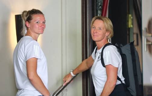 03.06.2019, xcex, GER, Frankfurt am Main, Villa Kennedy, Frauenfussball, Nationalmannschaft, DFB, DFB Frauen, FIFA WM, Die DFB Frauen starten von Frankfurt aus zur WM nach Frankreich Bundestrainerin Martina Voss-Tecklenburg im Gespraech mit Kapitaenin Alexandra Popp