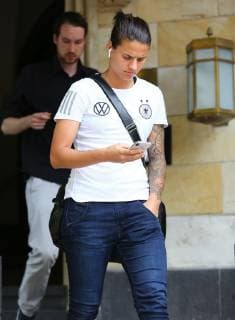 03.06.2019, xcex, GER, Frankfurt am Main, Villa Kennedy, Frauenfussball, Nationalmannschaft, DFB, DFB Frauen, FIFA WM, Die DFB Frauen starten von Frankfurt aus zur WM nach Frankreich Nationalspielerin Dzsenifer Marozsan auf dem Weg in den Mannschaftsbus zum Flughafen