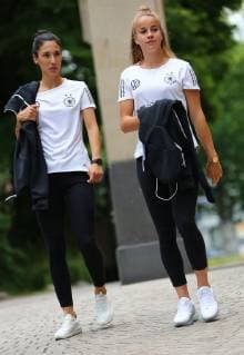 03.06.2019, xcex, GER, Frankfurt am Main, Villa Kennedy, Frauenfussball, Nationalmannschaft, DFB, DFB Frauen, FIFA WM, Die DFB Frauen starten von Frankfurt aus zur WM nach Frankreich Nationalspielerinnen Sara Doorsoun und Giulia Gwinn auf dem Weg in den Mannschaftsbus zum Flughafen