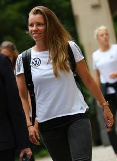 03.06.2019, xcex, GER, Frankfurt am Main, Villa Kennedy, Frauenfussball, Nationalmannschaft, DFB, DFB Frauen, FIFA WM, Die DFB Frauen starten von Frankfurt aus zur WM nach Frankreich Nationalspielerin Linda Dallmann auf dem Weg in den Mannschaftsbus zum Flughafen