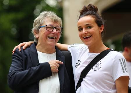 Sport Bilder des Tages 03.06.2019, xcex, GER, Frankfurt am Main, Villa Kennedy, Frauenfussball, Nationalmannschaft, DFB, DFB Frauen, FIFA WM, Die DFB Frauen starten von Frankfurt aus zur WM nach Frankreich Nationalspielerin Lina Magull auf dem Weg in den Mannschaftsbus zum Flughafen, mit Margit Stoppa im Arm, lustig, lachend, Spass, Freude