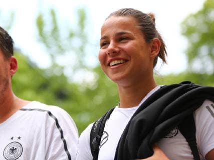 03.06.2019, xcex, GER, Frankfurt am Main, Villa Kennedy, Frauenfussball, Nationalmannschaft, DFB, DFB Frauen, FIFA WM, Die DFB Frauen starten von Frankfurt aus zur WM nach Frankreich Nationalspielerin Lena Oberdorf auf dem Weg in den Mannschaftsbus zum Flughafen