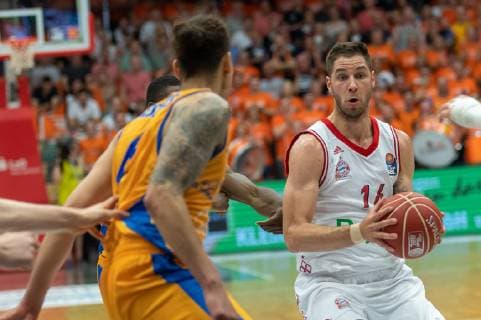 GER, easycredit-bbl, PlayOff 02 HF, RASTA Vechta vs FC Bayern Muenchen 04.06.2019, RASTA Dome 2.0, VECHTA, GER, easycredit-bbl, PlayOff 02 HF, RASTA Vechta vs FC Bayern Muenchen, im Bild Stefan Jovic (Bayern Muenchen BBL 16) Josh Young (USA) (Rasta Vechta 08) Michael Kessens (Rasta Vechta 06)