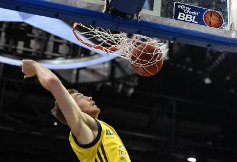 Niels Giffey (ALBA), bei einem dunking ALBA Berlin - EWE Baskets Oldenburg Basketball, easyCredit BBL, Deutsche Meisterschaft, Playoff, playoffs, play-off, DM-playoff, Halbfinale, 2. Spiel, Spiel 2,Herren, men, Saison 2018 2019 Berlin, 5.6.2019 Mercedes Benz Arena